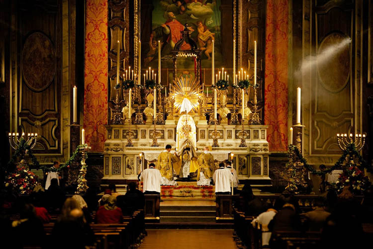 Praying the Mass (Photo: Brompton Oratory)