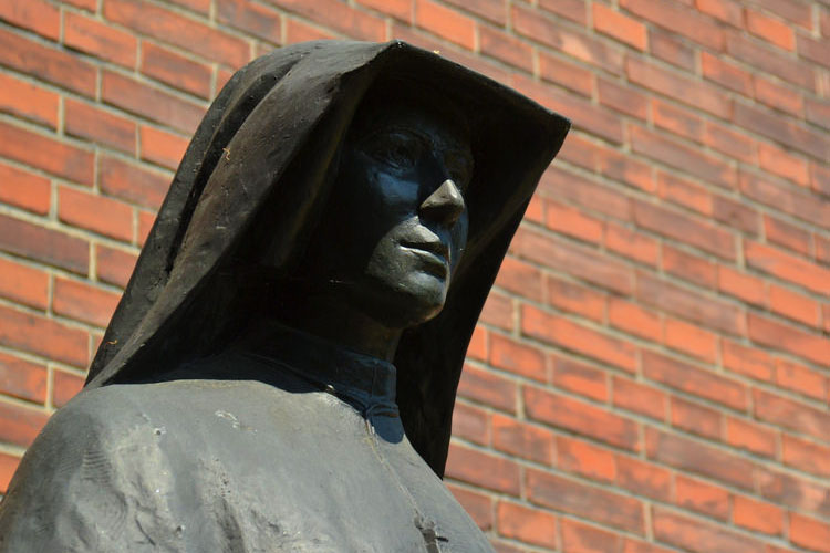 A statue of Saint Faustina at the convent in Kraków (Photo: WYM)
