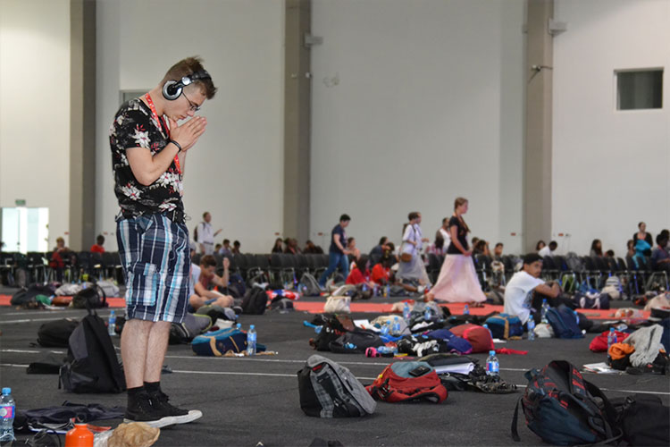 A pilgrim prays in the main hall at the Paradise in the City festival in Łódź (Photo: WYM)